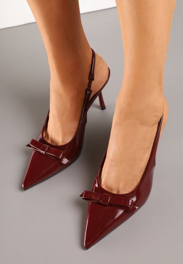 Renee - Bordowe Lakierowane Sandały Szpilki Vices Typu Slingback z Kokardą Dorozia. Okazja: na spotkanie biznesowe, na co dzień. Kolor: czerwony. Materiał: lakier. Obcas: na szpilce. Styl: biznesowy, klasyczny, elegancki, casual. Wysokość obcasa: średni