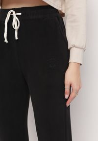 Born2be - Czarne Bawełniane Spodnie Dresowe z Gumką i Troczkiem w Pasie Lamberta. Kolor: czarny. Materiał: dresówka, bawełna #5