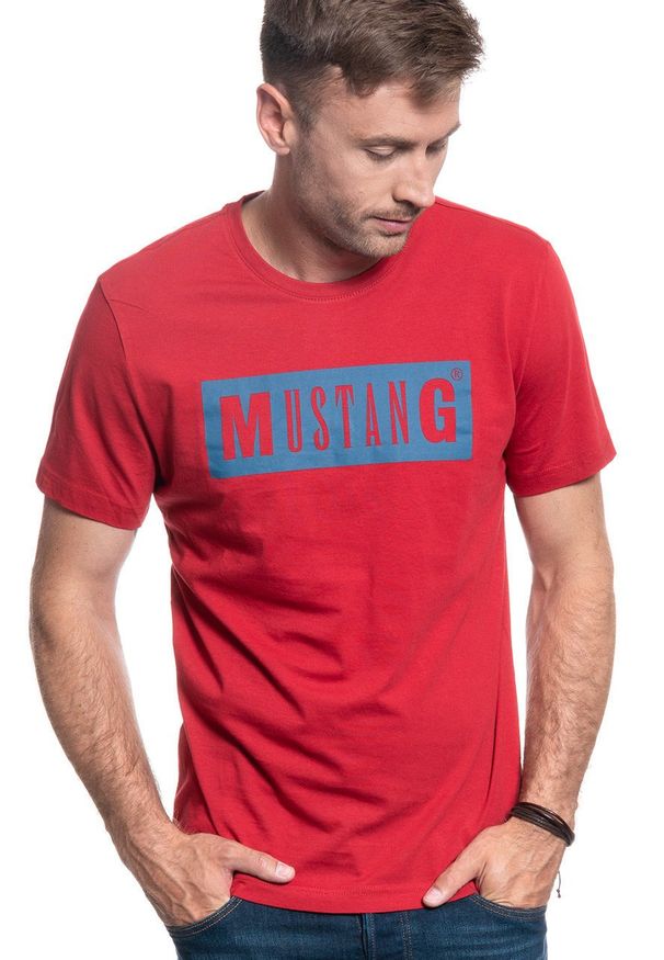 Mustang - MUSTANG Alex C LOGO Tee 1009738 7189. Okazja: na co dzień, na imprezę. Materiał: materiał, bawełna, jeans, tkanina. Długość rękawa: krótki rękaw. Długość: krótkie. Wzór: nadruk. Styl: casual, klasyczny