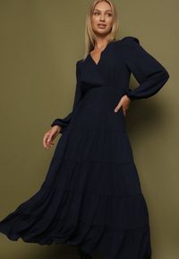 Born2be - Granatowa Rozkloszowana Sukienka Vices z Kopertowym Dekoltem Reslosa. Okazja: na co dzień. Typ kołnierza: dekolt w serek. Kolor: niebieski. Materiał: poliester, jeans. Typ sukienki: kopertowe. Styl: casual #3