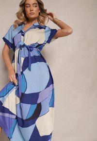 Renee - Niebieska Wiskozowa Sukienka Koszulowa z Paskiem w Geometryczny Print Falintia. Okazja: na co dzień. Typ kołnierza: dekolt w kształcie V. Kolor: niebieski. Materiał: wiskoza. Długość rękawa: krótki rękaw. Wzór: geometria, nadruk. Typ sukienki: koszulowe. Styl: klasyczny, casual #4