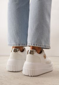 Born2be - Białe Sneakersy VICES na Żłobionej Podeszwie Zdobione Elegancką Aplikacją Lunatea. Okazja: na co dzień. Kolor: biały. Materiał: jeans. Wzór: aplikacja #7