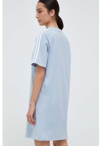 Adidas - adidas sukienka bawełniana kolor niebieski mini prosta. Kolor: niebieski. Materiał: bawełna. Długość rękawa: krótki rękaw. Wzór: aplikacja. Typ sukienki: proste. Styl: klasyczny. Długość: mini #3