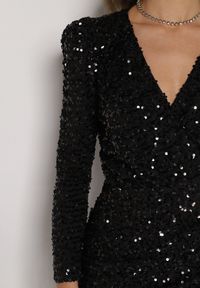 Born2be - Czarna Cekinowa Sukienka o Dopasowanym Kroju z Dekoltem V Lowedea. Okazja: na imprezę. Typ kołnierza: dekolt kopertowy. Kolor: czarny. Materiał: poliester. Typ sukienki: kopertowe. Styl: klasyczny #6