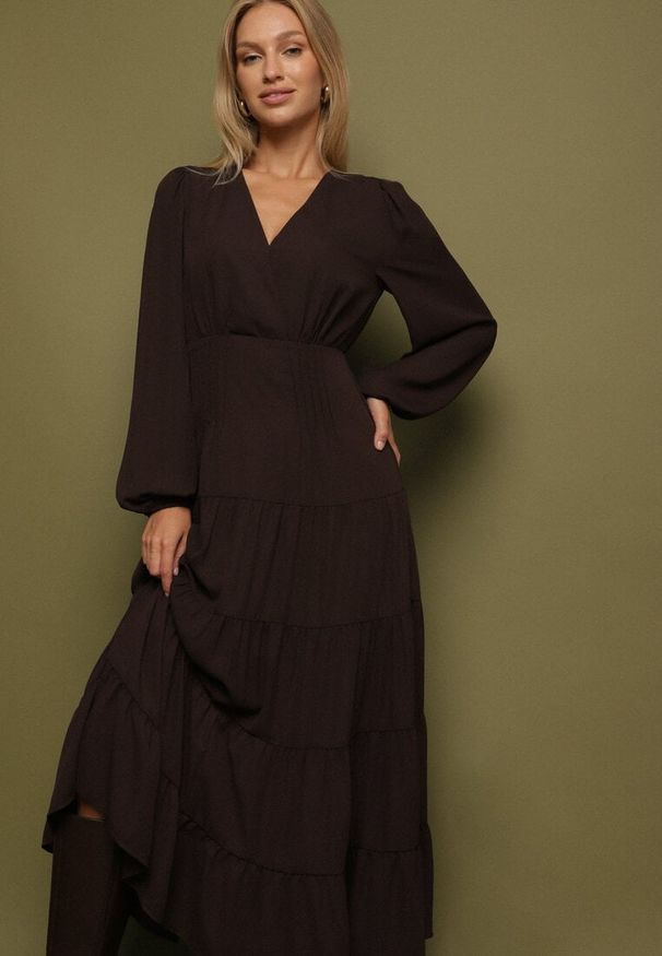 Born2be - Brązowa Rozkloszowana Sukienka Vices z Kopertowym Dekoltem Reslosa. Okazja: na co dzień. Typ kołnierza: dekolt w serek. Kolor: brązowy. Materiał: poliester, jeans. Typ sukienki: kopertowe. Styl: casual