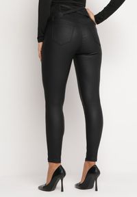 Born2be - Czarne Spodnie z Ekoskóry z Wysoką Marszczoną Talią na Guziki Jansi. Okazja: na co dzień. Kolor: czarny. Styl: elegancki, casual #5