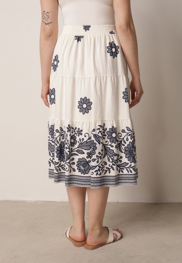 Born2be - Granatowa Rozkloszowana Spódnica z Wiskozy w Kwiatowy Wzór Masterore. Okazja: do pracy, na co dzień. Kolor: niebieski. Materiał: wiskoza. Wzór: kwiaty. Styl: casual