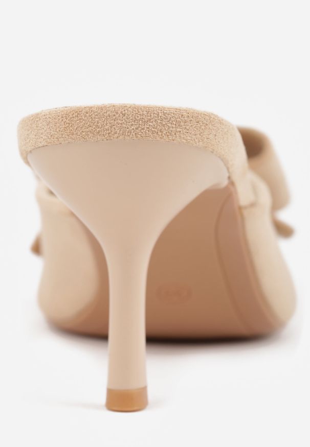 Renee - Beżowe Klapki Mule na Szpilce z Kokardką Kimoseis. Nosek buta: otwarty. Kolor: beżowy. Materiał: skóra, zamsz. Wzór: aplikacja. Sezon: lato. Obcas: na szpilce. Wysokość obcasa: średni