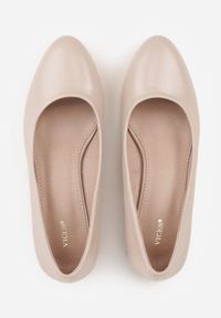 Born2be - Ciemnobeżowe Czółenka VICES na Niskim Słupku z Geometrycznym Zdobieniem Olivesa. Okazja: na co dzień, na ślub cywilny, na wesele, do pracy, na spotkanie biznesowe. Nosek buta: okrągły. Kolor: beżowy. Wzór: geometria, aplikacja. Obcas: na słupku. Styl: klasyczny, casual, biznesowy, elegancki. Wysokość obcasa: średni #2