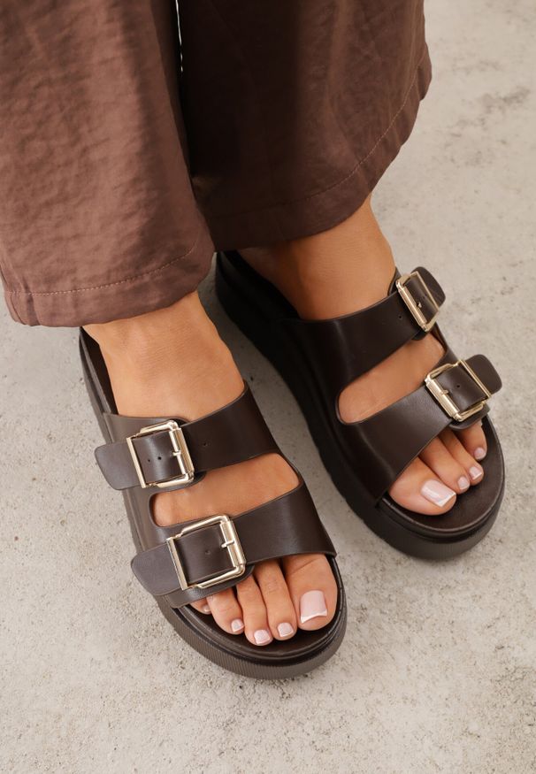 Born2be - Ciemnobrązowe Klapki na Grubej Podeszwie z Dwoma Klamrami Xenienne. Okazja: na co dzień. Kolor: brązowy. Materiał: len, jeans. Styl: elegancki, casual