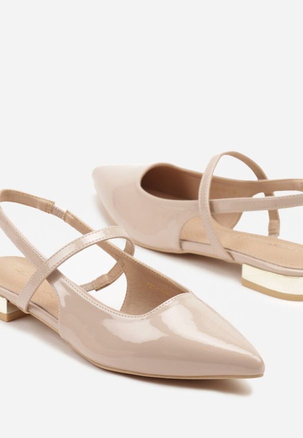 Renee - Beżowe Sandały Vices Typu Slingback ze Skórzaną Wkładką i Metaliczną Ozdobą Milozi. Okazja: na co dzień. Zapięcie: sprzączka. Kolor: beżowy. Materiał: skóra. Wzór: aplikacja. Sezon: lato. Styl: klasyczny, elegancki, casual
