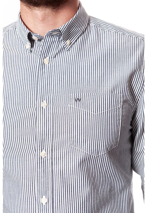 Wrangler - KOSZULA WRANGLER LS 1PKT BUTTON DOWN NAVY W5874SQ35 112129583. Typ kołnierza: button down. Materiał: materiał. Wzór: paski