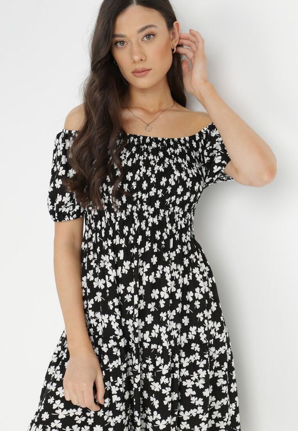 Born2be - Czarna Sukienka Chrysameia. Kolor: czarny. Wzór: aplikacja, kwiaty. Długość: mini