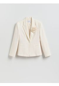 Reserved - Marynarka z broszką - kremowy. Kolor: kremowy. Materiał: wiskoza, tkanina #1