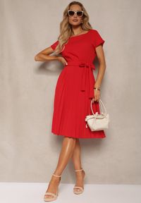 Renee - Czerwona Sukienka Koktajlowa z Gumką w Pasie i Krótkim Rękawem z Materiałowym Paskiem Zevia. Okazja: na co dzień. Kolor: czerwony. Materiał: materiał. Długość rękawa: krótki rękaw. Typ sukienki: proste. Styl: wizytowy #4