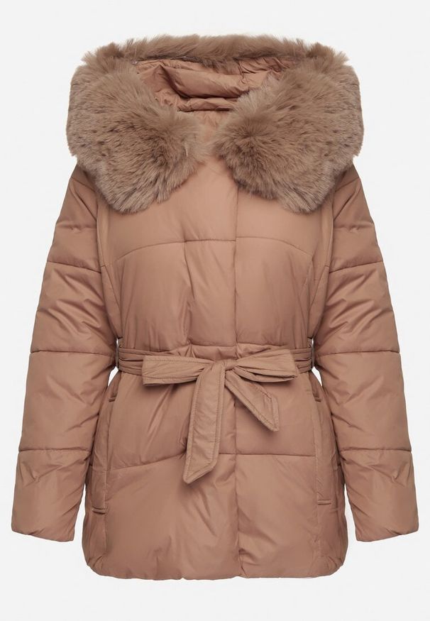 Born2be - Ciemnobeżowa Pikowana Kurtka z Kapturem i Odpinanym Futrem z Paskiem w Tali Siamirae. Okazja: na co dzień. Typ kołnierza: kaptur. Kolor: beżowy. Materiał: futro. Styl: casual, elegancki