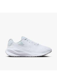 Tenisówki Nike Model Revolution 7 Kolor Biały. Zapięcie: sznurówki. Kolor: biały, wielokolorowy, beżowy. Materiał: syntetyk, tkanina, materiał. Szerokość cholewki: normalna. Model: Nike Revolution. Sport: turystyka piesza