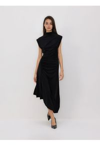 Reserved - Asymetryczna sukienka midi - czarny. Kolor: czarny. Materiał: dzianina. Typ sukienki: asymetryczne. Długość: midi #1