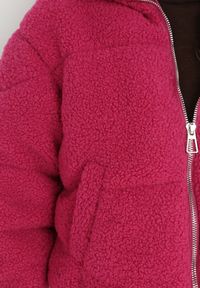 Born2be - Fuksjowa Kurtka Futerko Teddy Zychee. Okazja: na co dzień, na spacer. Kolor: różowy. Materiał: futro. Długość rękawa: długi rękaw. Długość: długie. Styl: casual, elegancki #4