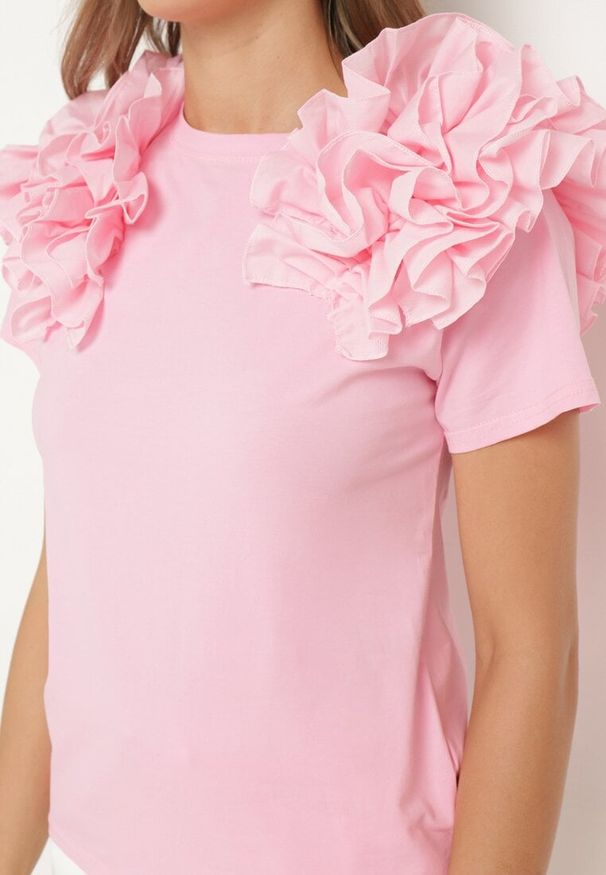 Born2be - Różowy Bawełniany T-shirt Koszulka z Krótkim Rękawem Ozdobiona Aplikacją z Falbankami Aristine. Typ kołnierza: kołnierz z falbankami. Kolor: różowy. Materiał: bawełna. Długość rękawa: krótki rękaw. Długość: krótkie. Wzór: aplikacja. Styl: klasyczny