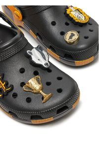 Crocs Klapki Harry Potter Classic Hufflepuff Clog 210529 Czarny. Kolor: czarny