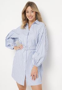 Born2be - Niebiesko-Biała Koszulowa Sukienka w Paski z Paskiem i Metalową Klamrą Elaratia. Okazja: na spotkanie biznesowe, do pracy. Kolor: niebieski. Materiał: bawełna, materiał. Wzór: paski. Typ sukienki: koszulowe. Styl: biznesowy #2