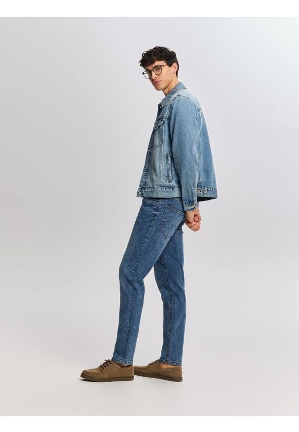 Reserved - Jeansy slim z efektem sprania - niebieski. Kolor: niebieski