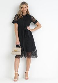Born2be - Czarna Koszulowa Sukienka Koronkowa z Wiązanym Paskiem Ariata. Kolor: czarny. Materiał: koronka. Wzór: aplikacja. Typ sukienki: koszulowe #3