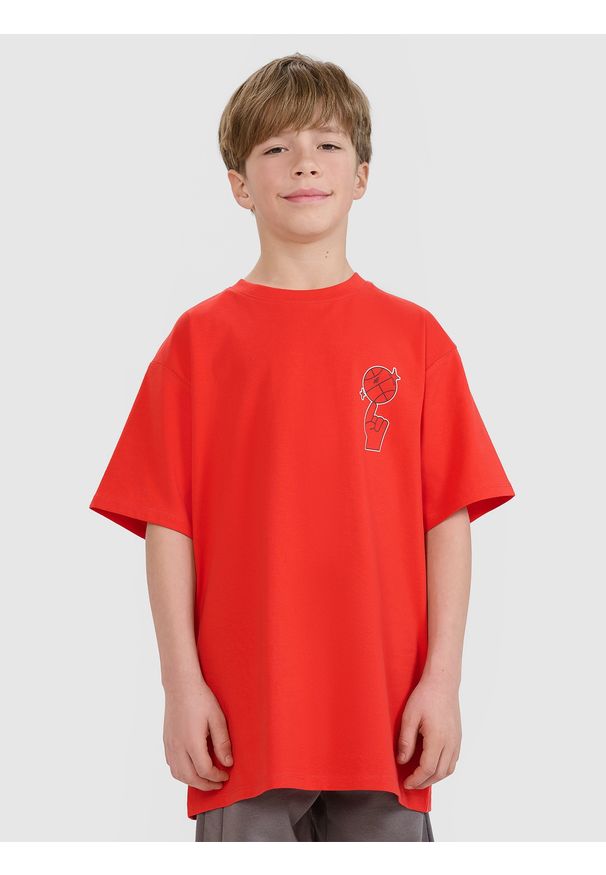 4f - 4F T-shirt oversize z nadrukiem chłopięcy - czerwony 140 (9-10 lat). Okazja: na co dzień. Kolor: czerwony. Materiał: jersey, bawełna, dzianina. Długość rękawa: krótki rękaw. Długość: krótkie. Wzór: nadruk. Sezon: lato. Styl: sportowy, klasyczny, casual