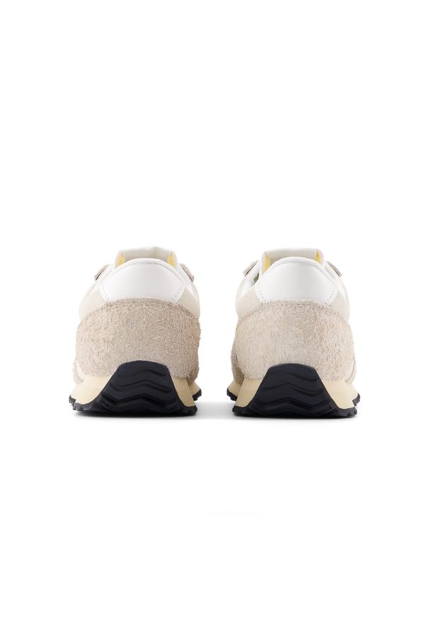 Buty unisex New Balance U4711H9 – beżowe. Kolor: beżowy. Materiał: zamsz, materiał, syntetyk. Szerokość cholewki: normalna. Wzór: jodełka. Sezon: lato