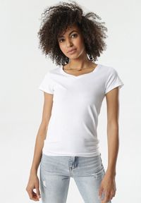 Born2be - Biały T-shirt Nysalphia. Kolor: biały. Materiał: elastan, dzianina, bawełna. Długość rękawa: krótki rękaw. Długość: krótkie. Styl: klasyczny