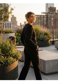 Sinsay - Spodnie dresowe z prostą nogawką - czarny. Kolor: czarny. Materiał: dresówka #1