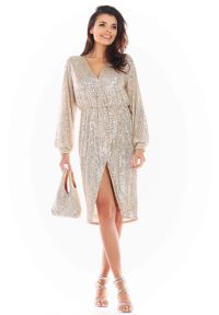 Sukienki.shop - Sukienka wieczorowa cekinowa z dekoltem V szampańska. Okazja: na ślub cywilny, na sylwestra, na wesele, na imprezę. Kolor: czarny. Typ sukienki: kopertowe. Styl: wizytowy #1