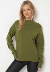 Born2be - Zielony Golf z Metalicznymi Guzikami Aderlia. Okazja: do pracy, na spotkanie biznesowe, na co dzień. Typ kołnierza: golf. Kolor: zielony. Materiał: jeans. Styl: biznesowy, elegancki, casual, klasyczny