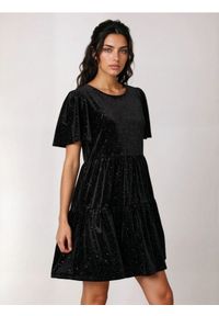 Sinsay - Sukienka bombka z połyskującą aplikacją - czarny. Kolor: czarny. Wzór: aplikacja. Typ sukienki: bombki #1