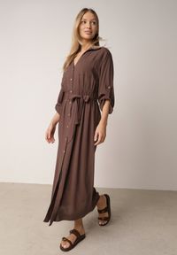 Born2be - Brązowa Bawełniana Sukienka Koszulowa z Paskiem i Regulowanymi Rękawami Sadevia. Okazja: do pracy, na co dzień, na spotkanie biznesowe, na spacer. Kolor: brązowy. Materiał: bawełna. Typ sukienki: koszulowe. Styl: elegancki, biznesowy, klasyczny, casual. Długość: midi #1