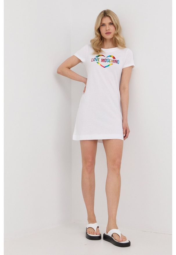 Love Moschino sukienka bawełniana kolor biały mini prosta. Okazja: na co dzień. Kolor: biały. Materiał: bawełna. Długość rękawa: krótki rękaw. Wzór: nadruk. Typ sukienki: proste. Styl: casual. Długość: mini
