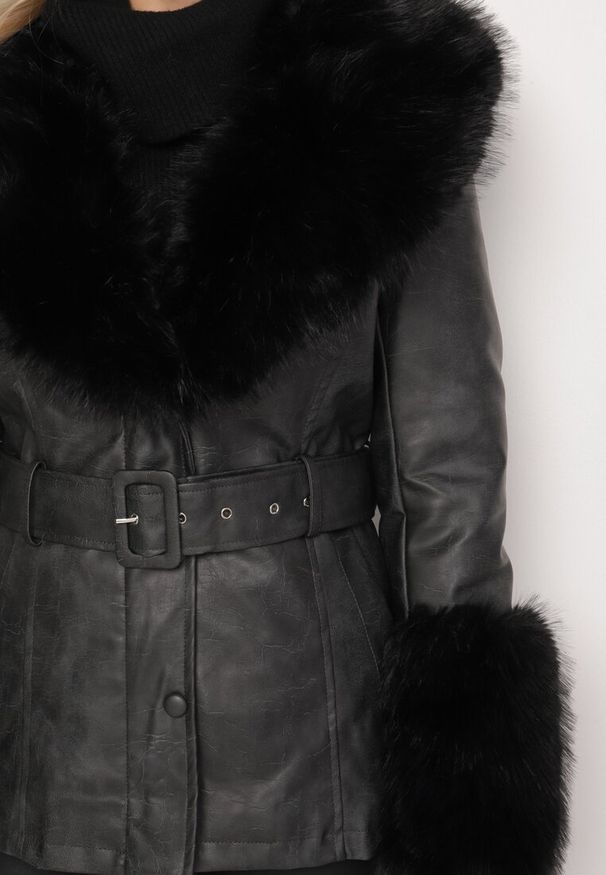 Born2be - Czarna Kurtka z Imitacji Skóry z Futrzanymi Wstawkami i Paskiem Etinara. Okazja: na co dzień. Kolor: czarny. Materiał: futro, skóra. Długość rękawa: długi rękaw. Długość: długie. Sezon: zima. Styl: casual, elegancki