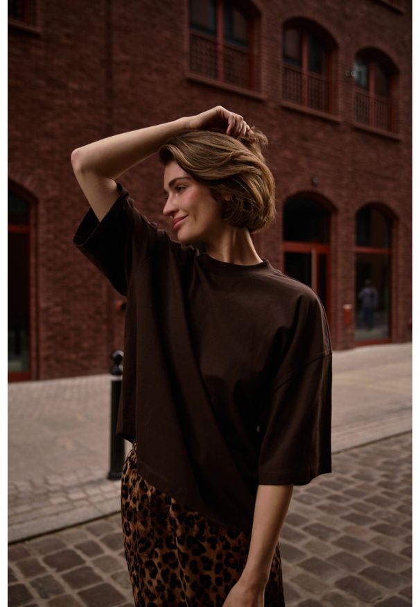 MOODO - Gładka bluzka oversize brązowa. Kolor: brązowy. Materiał: bawełna. Wzór: gładki