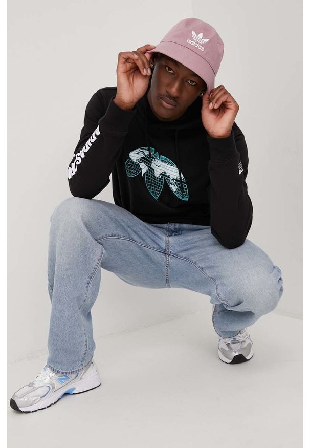 adidas Originals bluza bawełniana męska kolor czarny z kapturem z nadrukiem. Okazja: na co dzień. Typ kołnierza: kaptur. Kolor: czarny. Materiał: bawełna. Wzór: nadruk. Styl: casual