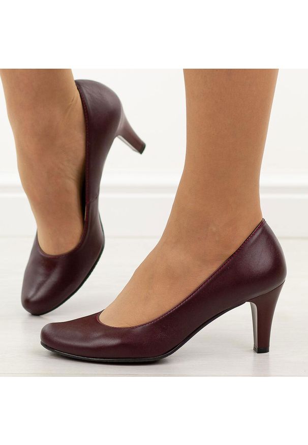 Bordowe Polskie czółenka damskie Gregors 465. Okazja: na spotkanie biznesowe, na ślub cywilny, na wesele, na imprezę. Kolor: czerwony. Materiał: skóra. Szerokość cholewki: normalna. Obcas: na szpilce. Styl: biznesowy, elegancki, klasyczny, wizytowy