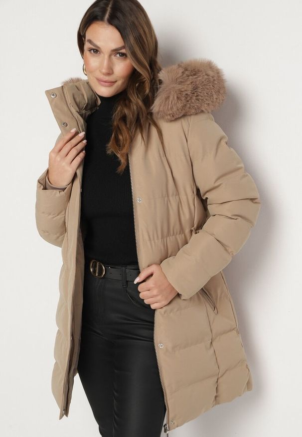 Born2be - Ciemnobeżowa Pikowana Kurtka z Paskiem w Talii i Kapturem Daicy. Okazja: na co dzień. Kolor: beżowy. Materiał: dzianina, futro, jeans. Styl: casual