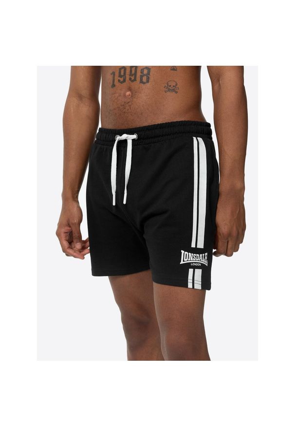 Krótka Lonsdale Ardcharnich. Kolor: czarny, wielokolorowy, biały. Materiał: tkanina. Długość: krótkie. Sport: fitness