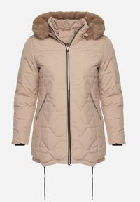 Born2be - Beżowa Klasyczna Kurtka z Pikowanymi Przeszyciami i Kapturem z Futerkiem Raffisa. Okazja: na co dzień. Kolekcja: plus size. Kolor: beżowy. Materiał: futro. Styl: klasyczny #5