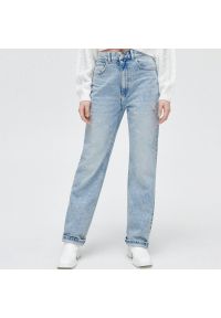 Cropp - Błękitne jeansy straight z przetarciami - Niebieski. Kolor: niebieski