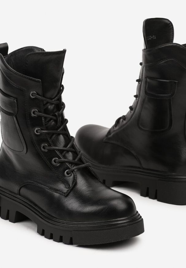 Renee - Czarne Sznurowane Botki Workery na Płaskiej Podeszwie Neliala. Nosek buta: okrągły. Zapięcie: sznurówki. Kolor: czarny. Materiał: jeans. Sezon: zima, jesień. Obcas: na płaskiej podeszwie. Styl: elegancki, klasyczny. Wysokość obcasa: niski
