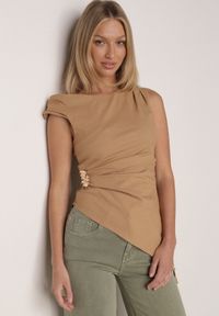 Born2be - Beżowa Bawełniana Bluzka o Asymetrycznym Marszczonym Kroju z Aplikacją Omphasia. Okazja: na co dzień. Kolor: beżowy. Materiał: bawełna. Wzór: aplikacja. Styl: casual, elegancki #1