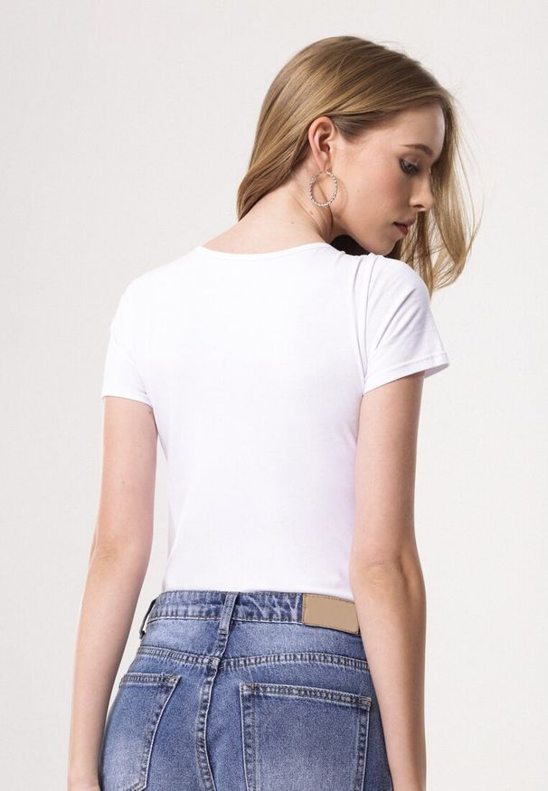 Born2be - Białe Body Trappings. Okazja: na co dzień, na spotkanie biznesowe, do pracy. Kolor: biały. Materiał: jeans, bawełna. Długość rękawa: krótki rękaw. Długość: krótkie. Wzór: gładki. Styl: biznesowy, casual