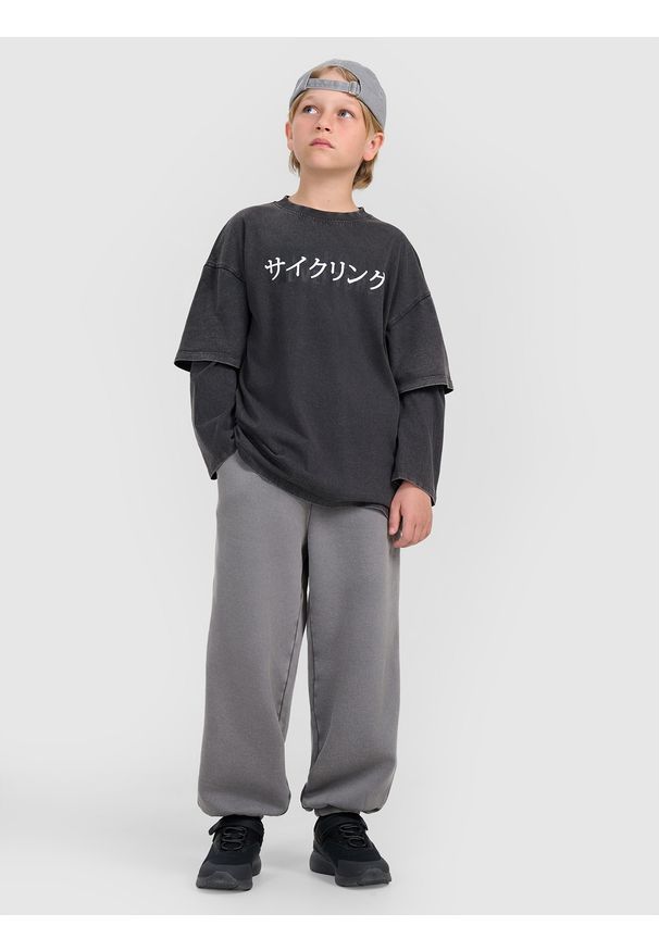 4f - 4F Longsleeve oversize z nadrukiem chłopięcy - szary 140 (9-10 lat). Okazja: na co dzień. Kolor: szary. Materiał: jersey, bawełna, tkanina, materiał. Długość rękawa: długi rękaw. Długość: długie. Wzór: nadruk. Sezon: lato. Styl: vintage, klasyczny, sportowy, casual
