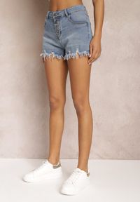 Renee - Jasnoniebieskie Szorty Jeansowe z Postrzępionymi Krawędziami i Guzikami Daenanea. Kolor: niebieski. Materiał: jeans #4